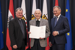 Landeshauptmann Mag. Thomas Stelzer und Diözesanbischof Dr. Manfred Scheuer überreichen die Eduard-Ploier-Preise 2023.