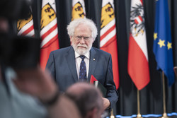 Landeshauptmann Mag. Thomas Stelzer verleiht das Große Goldene Ehrenzeichen des Landes Oberösterreich an den Träger des Nobel-Preises für Physik, Univ.-Prof. Dr. Dr. h.c. mult. Anton Zeilinger.