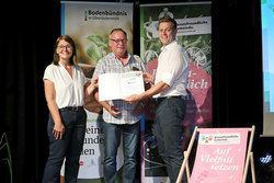 Auszeichnung Bienenfreundliche Gemeinden mit LR Stefan Kaineder