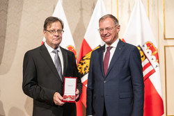 Landeshauptmann Mag. Thomas Stelzer verleiht Auszeichnungen für ehemalige Bedienstete des Landes OÖ. 