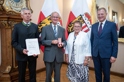 Landeshauptmann Thomas Stelzer überreicht goldene Medaillen an Erntereferenten.