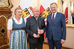Landeshauptmann Thomas Stelzer überreicht goldene Medaillen an Erntereferenten.