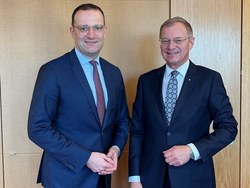 v. l.: Jens Spahn, stv. Vorsitzender der CDU/CSU-Bundestagsfraktion, Landeshauptmann Thomas Stelzer