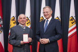 Landeshauptmann Mag. Thomas Stelzer überreicht Landesauszeichnungen an ehemalige Bedienstete des Landes OÖ.