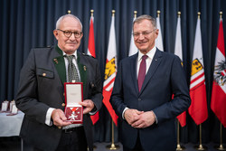 Landeshauptmann Mag. Thomas Stelzer ehrt verdiente Persönlichkeiten im Rahmen einer Feierstunde im Linzer Landhaus.