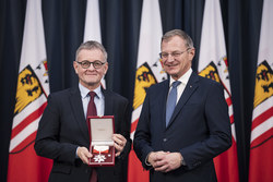 Landeshauptmann Mag. Thomas Stelzer ehrt verdiente Persönlichkeiten im Rahmen einer Feierstunde im Linzer Landhaus.