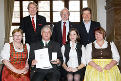 Landeshauptmannstellvertreter Josef Ackerl überreicht an verdiente Persönlichkeiten Auszeichnungen
VERDIENSTMEDAILLE DES LANDES OBERÖSTERREICH