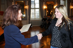 LAbg. Notburga Astleitner verleiht den Siegern beim Fremdsprachenwettbewerb die Urkunden