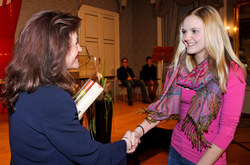LAbg. Notburga Astleitner verleiht den Siegern beim Fremdsprachenwettbewerb die Urkunden