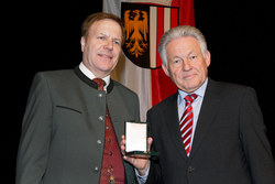 Verleihung der Kulturmedaille des Landes Oberösterreich an verdiente Persönlichkeiten durch Landeshauptmann Dr.Josef Pühringer
VS-DIR.I.R.OSR KONSULENT HERMANN BERNROIDER,FELDKIRCHEN B.M.