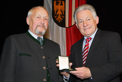 Verleihung der Kulturmedaille des Landes Oberösterreich an verdiente Persönlichkeiten durch Landeshauptmann Dr.Josef Pühringer
JOSEF ANZENGRUBER ,ST:MARIEKIRCHEN AM HAUSRUCK
