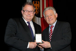 Verleihung der Kulturmedaille des Landes Oberösterreich an verdiente Persönlichkeiten durch Landeshauptmann Dr.Josef Pühringer
GÜNTHER HARTL,SCHÖRFLING AM ATTERSEE