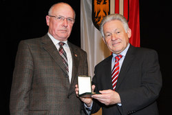 Verleihung der Kulturmedaille des Landes Oberösterreich an verdiente Persönlichkeiten durch Landeshauptmann Dr.Josef Pühringer
KONSULENT ERNST WÖSS;hARTKIRCHEN