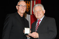 Verleihung der Kulturmedaille des Landes Oberösterreich an verdiente Persönlichkeiten durch Landeshauptmann Dr.Josef Pühringer
JOHANN JASCHA,LINZ