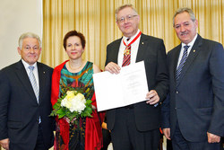 Verleihung des Großen Ehrenzeichen des Landes Oberösterreich an Landtagspräsident a.D. Friedrich Bernhofer dur Landeshauptmann Dr. Josef Pühringer