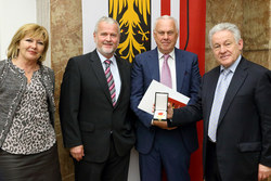 Landeshauptmann Dr.Josef Pühringer überreicht an verdiente Persönlichkeiten Ehrenzeichen des Landes Oberösterreich