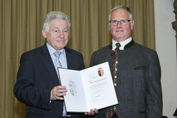 Verleihung von Konsulententitel -und Kulturmedaillen an verdiente Persönlichkeiten durch Landeshauptmann Dr.Josef Pühringer
KONSULENT
LUDWIG WENGER-GAISBAUER