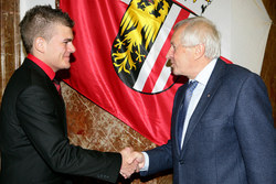 Landeshauptmann Stellvertreter Franz Hiesl gratuliert ausgezeichneten Lehrlingen