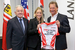 Vizepräsident des Oö. Triatholonverbandes Kons. Helmut Kaufmann überreicht der triathlonbegeisterten US-Botschafterin eine Dress