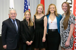 LH Pühringer und US-Botschafterin Wesner mit amerikanischen Volleyballerinnen bei ASKÖ Linz-Steg (vlnr: Camryn Irwin , Rachel Gerling und Erin Johnson)