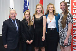 LH Pühringer und US-Botschafterin Wesner mit amerikanischen Volleyballerinnen bei ASKÖ Linz-Steg (vlnr: Camryn Irwin , Rachel Gerling und Erin Johnson)