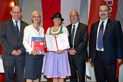 Überreichung der Diplome durch Landesrätin Mag. Doris Hummer
