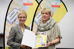 Landesrätin Mag. Doris Hummer überreicht die Zertifikate zum Lehrgang Gemeindejugenexpertinnen und Gemeindejugendexperten