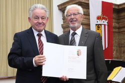 Landeshauptmann Dr. Josef Pühringer überreicht an verdiente Persönlichkeiten KONSULENTENTITEL und Kulturmedaillen des Landes Oberösterreich; HS-DIREKTOR I.R. OTTO JAGSCH