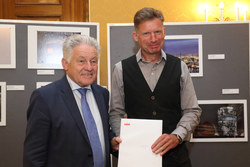 Preisverleihung Fotowettbewerb in der Landesillustrierten Unser OÖ durch Herrn Landeshauptmann Dr. Josef Pühringer.