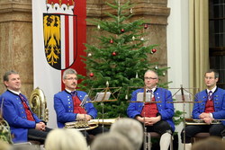 Überreichung des großes goldenen Ehrenzeichen des Landes Oberösterreich an Vizekanzler Dr.Reinhold Mitterlehner durch Landeshauptmann Dr.Josef Pühringer