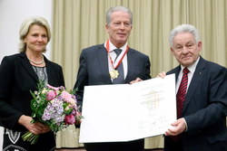 Überreichung des großes goldenen Ehrenzeichen des Landes Oberösterreich an Vizekanzler Dr.Reinhold Mitterlehner durch Landeshauptmann Dr.Josef Pühringer