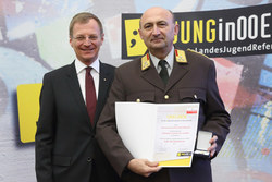 Verleihung des Ehrenzeichen Verdienste um die Oberösterreichische Jugend durch LH Stv. Mag Thomas Stelzer an  OBERBRANDRAT ALFRED DESCHBERGER