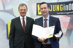 Verleihung des Ehrenzeichen Verdienste um die Oberösterreichische Jugend durch LH Stv. Mag Thomas Stelzer an  NATIONALRATSABGEORDNETEN HERMANN BRÜCKL