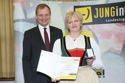 Verleihung des Ehrenzeichen Verdienste um die Oberösterreichische Jugend durch LH Stv. Mag Thomas Stelzer an ANNEMARIE ABLINGER