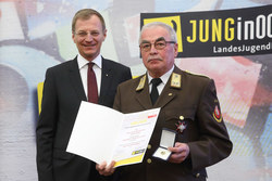 Verleihung des Ehrenzeichen Verdienste um die Oberösterreichische Jugend durch LH Stv. Mag Thomas Stelzer an EHRENLANDESBRANDDIREKTOR JOHANN HUBER