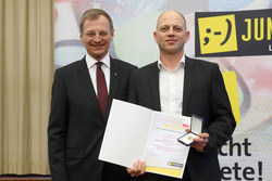 Verleihung des Ehrenzeichen Verdienste um die Oberösterreichische Jugend durch LH Stv. Mag Thomas Stelzer an HARALD ZOISTER