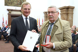 Überreichung von Bundesauszeichnungen durch Landeshauptmann Mag. Thomas Stelzer an Gemeinderat a.D. Werner Putta