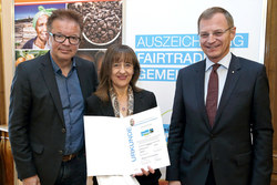 Urkundenübergabe Fairtrade Gemeinde durch LH Mag. Thomas Stelzer und LR Rudi Anschober