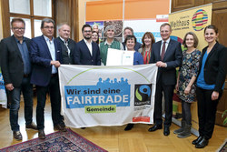 Urkundenübergabe Fairtrade Gemeinde durch LH Mag. Thomas Stelzer und LR Rudi Anschober