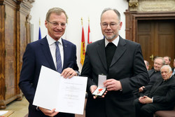 Landeshauptmann Mag. Thomas Stelzer verleiht das Goldene Verdienstzeichen des Landes Oberösterreich an HR Mag. P.Wolfgang HAUDUM