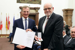 Landeshauptmann Mag. Thomas Stelzer verleiht das Goldene Verdienstzeichen des Landes Oberösterreich an Dr.Gottfried MARCKHGOTT