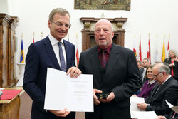 Landeshauptmann Mag. Thomas Stelzer verleiht das Silberne Verdienstzeichen des Landes Oberösterreich an Bruno Peter ASCHAUER