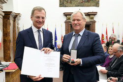 Landeshauptmann Mag. Thomas Stelzer verleiht das Silberne Verdienstzeichen des Landes Oberösterreich an Friedrich WAGNER