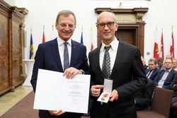 Landeshauptmann Mag. Thomas Stelzer verleiht die Verdienstmedaille des Landes Oberösterreich an Dr. Peter HAAS