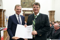 Landeshauptmann Mag. Thomas Stelzer verleiht die Dank- und Anerkennungsurkunde an Roland GRAFFONARA, MBA