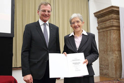 Verleihung Menschenrechtspreis an Schwester Hildegard Enzenhofer durch Landeshauptmann Mag. Thomas Stelzer