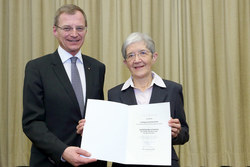 Verleihung Menschenrechtspreis an Schwester Hildegard Enzenhofer durch Landeshauptmann Mag. Thomas Stelzer