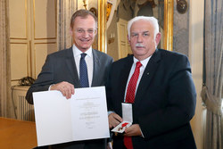 Überreichung von Ehrenzeichen des Landes Oberösterreich an Gewerkschaftsfunktionäre Vizebürgermeister
Wilhelm HAUSER
