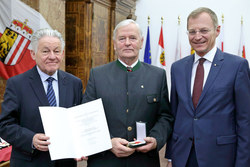 Ehrenzeichenverleihung des Landes an Funktionäre des OÖ Seniorenbundes Verdienstmedaille an Vizebürgermeister a.D.
Franz AITZETMÜLLER
