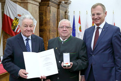 Ehrenzeichenverleihung des Landes an Funktionäre des OÖ Seniorenbundes Verdienstmedaille an Ehrenobmann
Franz FRAUSCHER
